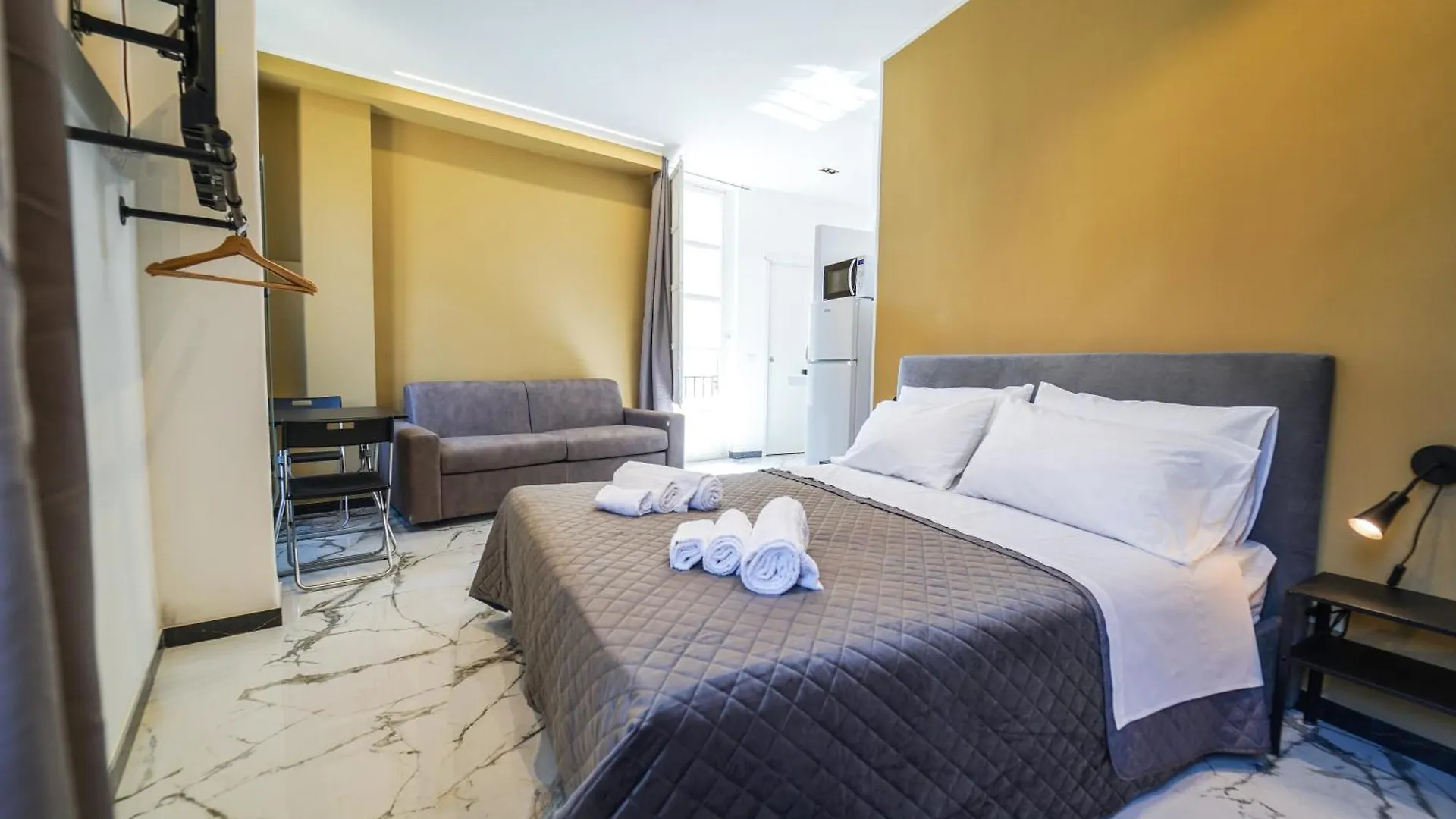Appartamento Rovere- Quattro Canti 200 Mt Palermo Italien